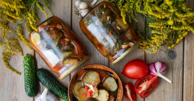Salada de pepino com molho de tomate. Perfeito para frascos de inverno

