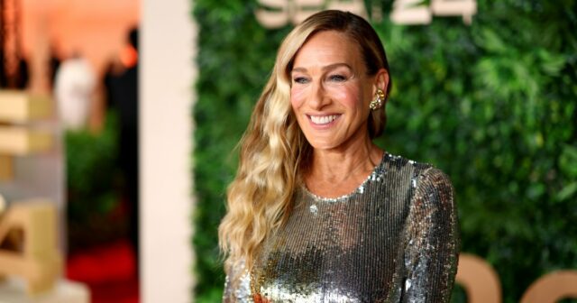 Sarah Jessica Parker usa esta ferramenta facial de US $ 13 para reviver sua pele após longos dias no set

