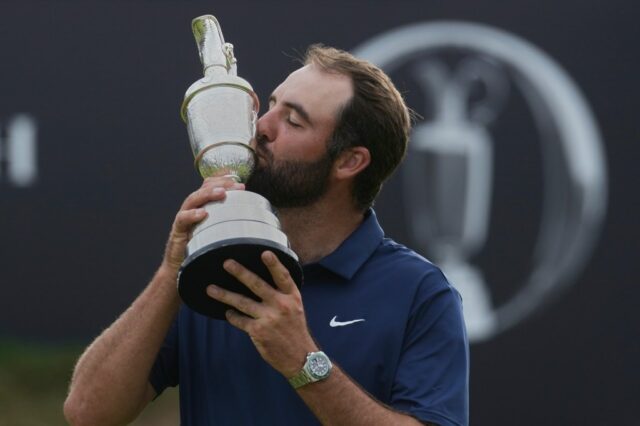 Scottie Scheffler dominante aumenta o segundo major de 2025 com a vitória no British Open

