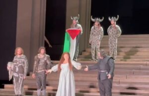 Scuffle começa após o papel que eleva a bandeira palestina na cena da Royal Opera House Um funcionário da Royal Opera House desenvolveu uma bandeira palestina no palco no sábado