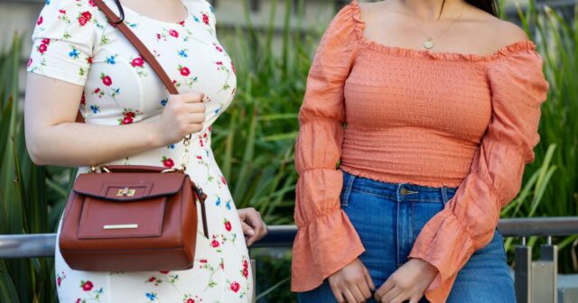 Se você está cansado das camisas, essas 17 lindas blusas e tops são tudo o que você deseja usar

