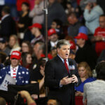 Sean Hannity Plaisge Trump nas horas do ar depois que o presidente encontra sua cabeça