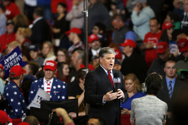 Sean Hannity Plaisge Trump nas horas do ar depois que o presidente encontra sua cabeça

