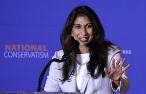 Seella Braverman lidera a campanha contra o plano de hospedar os requerentes de asilo em ‘Zombie Apocalypse Town’ com ‘pior rua da Grã -Bretanha’ Seella Braverman, deputada Tory para Fareham e Waterlooville, foi à High Street em Waterlooville para rotular as sugestões