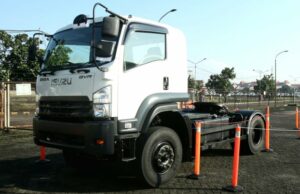 Sem acessórios, verifica -se que essa é a razão do espelho retrovisor do caminhão, há três Sem acessórios, verifica -se que essa é a razão do espelho retrovisor do caminhão, há três