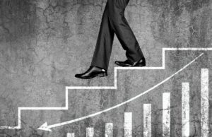 Semana em revisão: X CEO Linda Yaccarino desce Nada telefone 3 em um prato de madeira