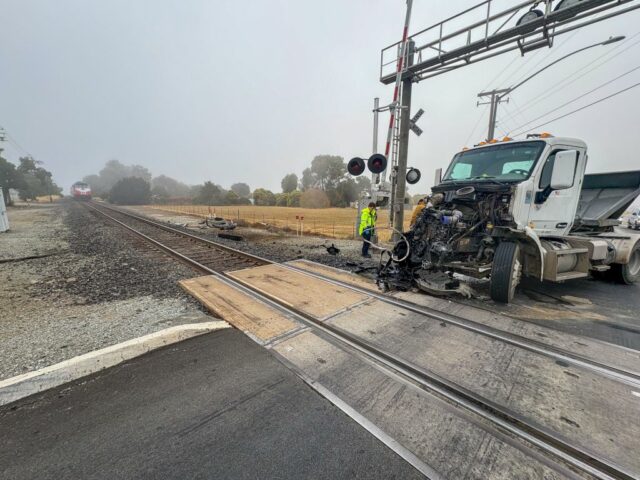 Semi-sip e trem colidem ao norte de Gilroy na segunda-feira de manhã

