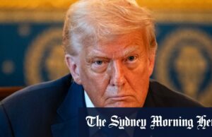 “Seremos capazes de se defender”, Trump Races na Ucrânia Armas da loja de armas Trabalhadores de resgate na Ucrânia Conjunto de incêndio em um prédio atingido pela greve de drones russos no Zaporizhia na segunda -feira.