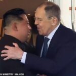 O ministro das Relações Exteriores da Rússia foi visto abraçando Kim Jong Un hoje quando agradeceu à Coréia do Norte por enviar tropas para a guerra da Ucrânia.