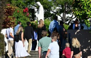 Serviços memoriais para o casal da Bay Area e o filho jovem, que foi morto na inundação do Texas Serviços memoriais para o casal da Bay Area e o filho jovem, que foi morto na inundação do Texas