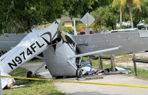 Sete pessoas correram para o hospital depois que as aeronaves colidem com o carro perto do aeroporto da Flórida Sete pessoas correram para o hospital depois que as aeronaves colidem com o carro perto do aeroporto da Flórida
