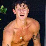 Shawn Times exibe uma nova tatuagem de águia no peito