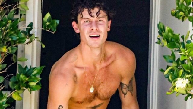 Shawn Times exibe uma nova tatuagem de águia no peito

