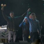 Depois de 16 anos, Noel e Liam Gallagher finalmente reuniram o palco em Cardiff neste fim de semana para os dois primeiros programas em sua longa turnê no Oasis (foto)