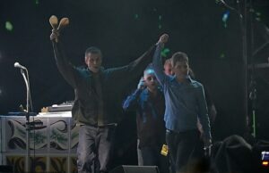 Sienna Miller, Anya Taylor-Joy, Louis Tomlinson e Matt Smith lideram as estrelas da lista A cantando seus corações em Cardiff pelas duas primeiras noites na turnê da reunião do Oasis ‘quando eles elogiam o show como’ elétrico ‘,’ epic ‘e’ f *** rei ‘ Depois de 16 anos, Noel e Liam Gallagher finalmente reuniram o palco em Cardiff neste fim de semana para os dois primeiros programas em sua longa turnê no Oasis (foto)