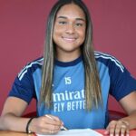 Sinal de Arsenal Olivia Smith na transferência de registros mundiais