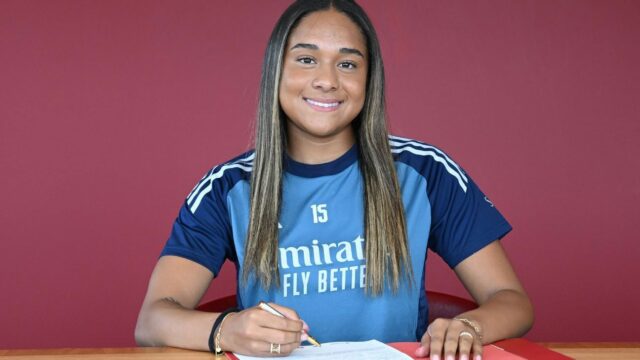 Sinal de Arsenal Olivia Smith na transferência de registros mundiais

