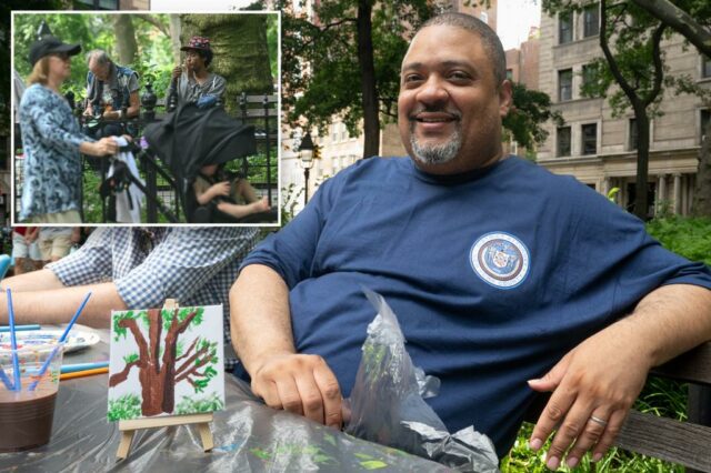 "Sketch" Da: Bragg Paints Tree, porque o viciado recebe agulhas gratuitas e acenar com a cabeça no famoso Washington Square Park em Nova York

