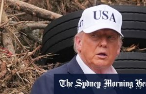 “Só uma pessoa muito ruim iria olhar”: Trump chicote sobre o repórter enquanto visitava a Zona de Inundação do Texas As pessoas acenam que Donald e Melania trompete na moto em Kerrville, Texas.