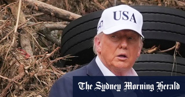 As pessoas acenam que Donald e Melania trompete na moto em Kerrville, Texas.