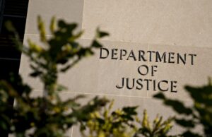 Soldado do Exército dos EUA argumenta culpado de hackear Telco’s e extorsão The U.S. Department of Justice (DOJ) headquarters stands in Washington, D.C
