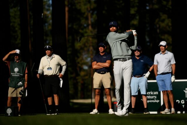 Stephen Curry desce o primeiro fairway em frente ao campeonato do século americano no campo de golfe de Edgewood Tahoe em 10 de julho de 2025 em Steline, Nevada. (Foto de Eakin Howard/Getty Images)