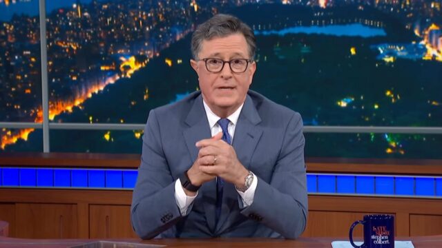 Stephen Colbert assando Baixas Expressões para Trump Parade no Late Show