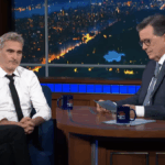 Stephen Colbert e Joaquin Phoenix tentam suportar o silêncio desconfortável por um minuto