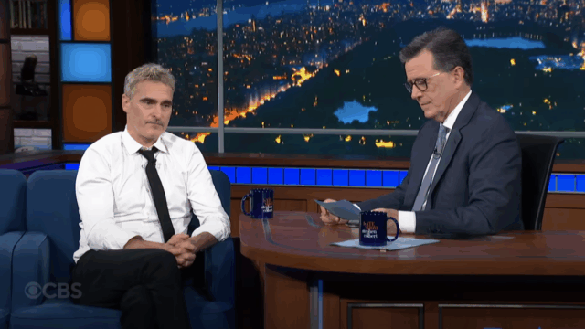Stephen Colbert e Joaquin Phoenix tentam suportar o silêncio desconfortável por um minuto

