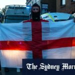 O sangue corre na bochecha e oficial seguindo a briga com manifestantes do lado de fora do Bell Hotel em Eping, Inglaterra.