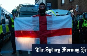 “Summer of Rotots, medo de usar o Reino Unido para admitir um desenho com um desenho O sangue corre na bochecha e oficial seguindo a briga com manifestantes do lado de fora do Bell Hotel em Eping, Inglaterra.