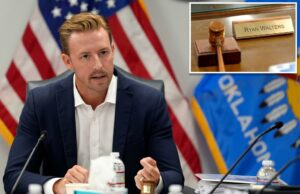 Superintendente do Estado de Oklahoma no estudo depois que os membros do conselho relatam mulheres nuas em seu escritório de televisão Superintendente do Estado de Oklahoma no estudo depois que os membros do conselho relatam mulheres nuas em seu escritório de televisão