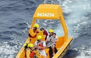 Surto de jogo de dívida sobre o horror da garota do navio de cruzeiro da Disney: as testemunhas revelam o que elas realmente viram Uma menina de cinco anos senta -se no joelho da embarcação depois que ela e o pai foram resgatados depois de cair no mar do Disney Dream Cruise Ship no domingo de manhã