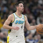TJ McConnell, do Pacers, soa sobre Kyrie Irving