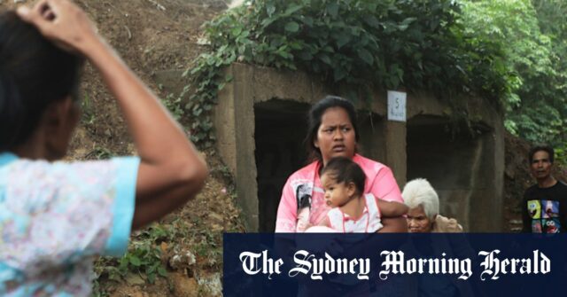 Suon Roule Mother, Em Tomb e seu irmão Suon Elant Home em Kamenh Villa, no Camboja, no mês passado.
