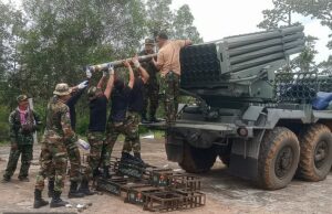 Tailândia libra o Camboja com aeronaves de combate F-16 quando os confrontos fatais se rompem após a linha de fronteira prolongada Soldados Camboja Recarregarem BM-21 Múltipla Lançador de foguetes na província de Preah Vihear em 24 de julho de 2025