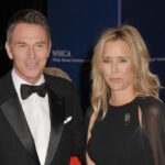 Tea Leoni e Tom Daly são casados! Casal em cerimônia cercada por família