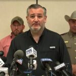 O senador Ted Cruz fala em um briefing em Kerr County, Texas, depois de devastador inundações mortais