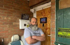 Teme -se que ele vá para a cadeia ou seja chutado de sua casa depois de caminhar guerra com o conselho por causa do jardim de ‘monstruosidade’ Um conselho do conselho tem medo de ser expulso ou vai para a cadeia por não poder pagar uma multa de 1.200 libras pelo seu jardim