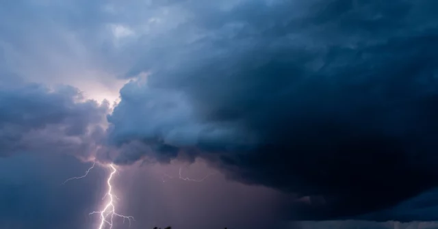 Tempestade no domingo na Polônia. O IMGW levanta avisos, o RCB alerta para balançar rios

