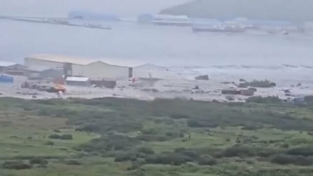 Terremoto segundos 8,7 Shake Kamchatka Russia Pioneer Tsunami para edifícios danificados

