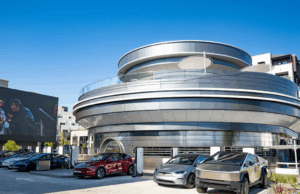 Tesla Diner & Drive-In abre na Califórnia Uma mulher anda de bicicleta ao longo do jantar de Tesla de Elon Musk, na Santa Monica Blvd, no Hollywood -Neighborhood of Los Angeles.