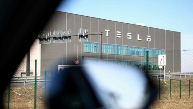 Tesla é confrontado com o júri sobre sua função de máquina de direção, uma vez que o teste em falhas fatais se abre

