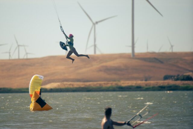 Os entusiastas da Watersports usam os ventos mundialmente famosos em Sherman Island, Califórnia, no sábado, 31 de maio de 2025 (Don Feria para o Bay Area News Group)