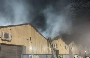 Como um traficante de drogas em tempo parcial que morava com seus pais orquestrou o primeiro ataque do Wagner Group em solo britânico Fire at the warehouse in Leyton was carried out by the gang and destroyed more than £100,000 of kit