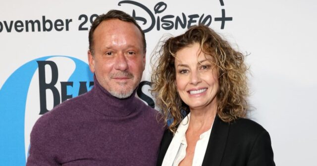 Tim McGraw sai em Copenhague com Faith Hill e uma bengala após a cirurgia

