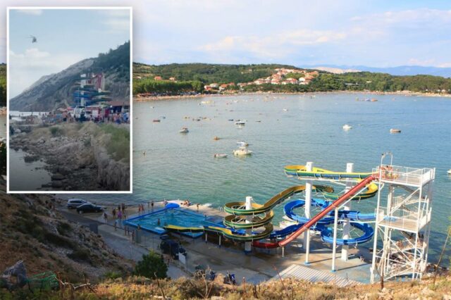 Vista de um vôo de pássaros de um parque aquático com escorregadores perto da praia e do mar.