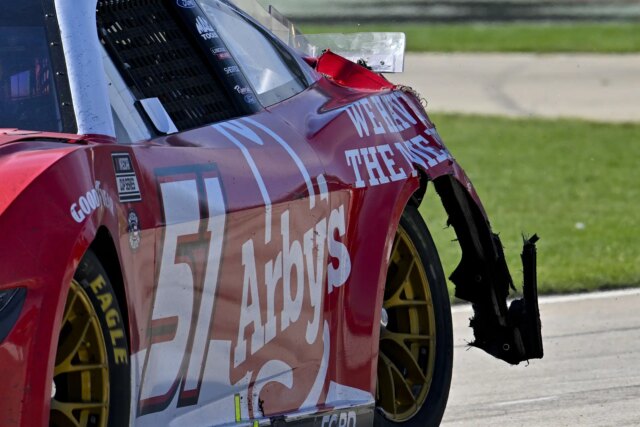 "Todo ângulo que vejo é pior que o anterior": o motorista da NASCAR reage ao violento acidente de Cody Ware em Chicago

