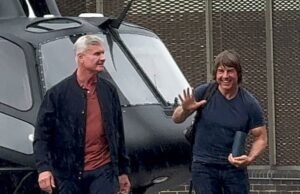 Tom Cruise, 63 anos, flerta e acena enquanto pousa em Londres em seu helicóptero com seu “novo amor” Ana de Armas, 37, e seus amados cães Tom Cruise parecia estar nos espíritos de Joviala quando desembarcou em Londres em seu helicóptero na sexta -feira (ele é retratado com David Coulthard)