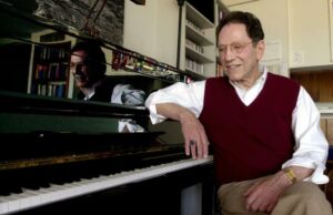 Tom Lehrer, música satirista e matemática, morre em 97 O músico Tom Lehrer fica ao lado do piano em sua casa em Santa Cruz, Califórnia, em 21 de abril de 2000.